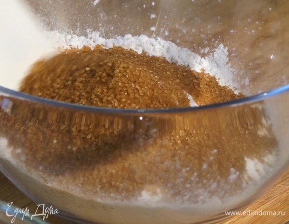 К крахмалу добавить рисовую муку, сахар и финики. Все перемешать.