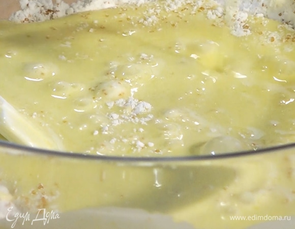 К сухим ингредиентам влить жидкие, быстро вымешать тесто.