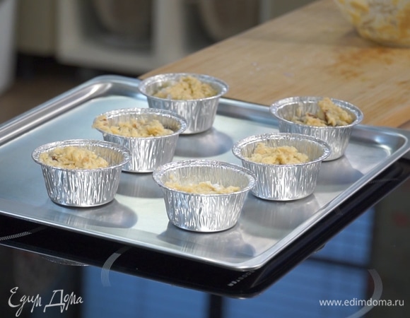 Сливочным маслом смазать формочки для выпечки, заполнить их тестом на 2/3 от общего объема.