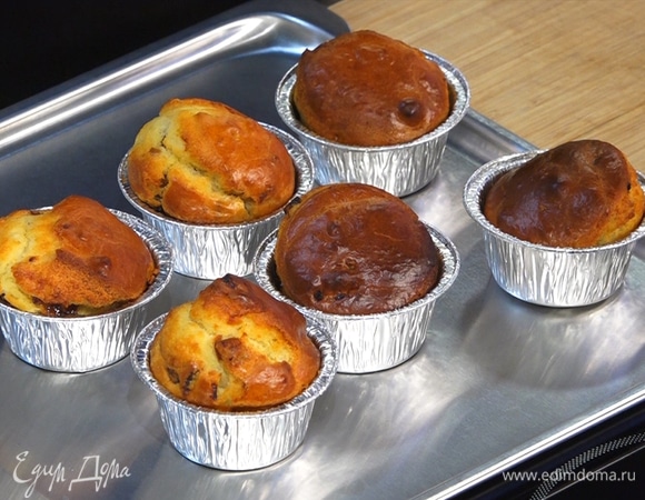 Выпекать кексы в разогретой до 200°С духовке в течение 20 минут.