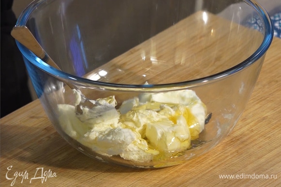 Для крема смешать сливочный сыр с одной чайной ложкой меда.