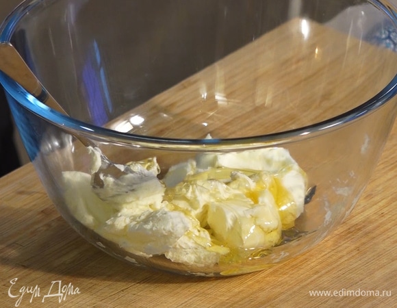 Для крема смешать сливочный сыр с одной чайной ложкой меда.