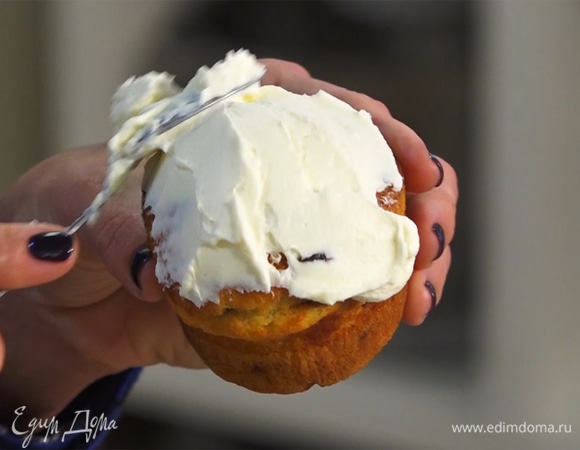 Готовым кексам дать остыть, вынуть из формочек и украсить кремом.