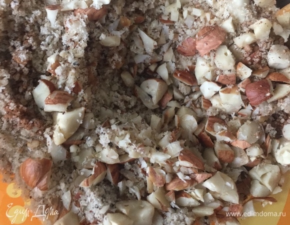 Для штрейзеля смешать муку, корицу, мягкое масло, сахар и мелко дробленные орехи.