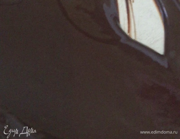 Растопить шоколад и сливочное масло.