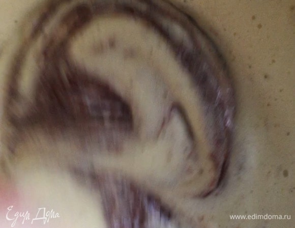 К взбитым яйцам добавить йогурт, шоколадно-маслянную смесь и аккуратно перемешать.