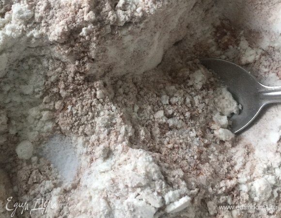 Смешать муку, какао, соль и разрыхлитель.