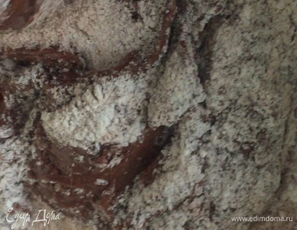 Добавить сухие ингредиенты к яично-шоколадной смеси.