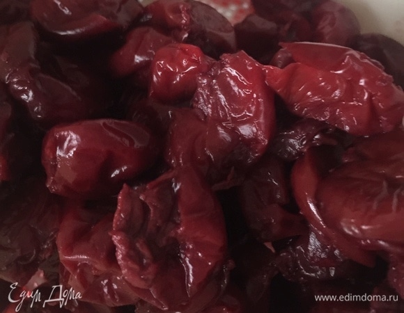 Припылить вишню крахмалом и добавить в тесто. Вылить тесто в квадратную форму (20 на 20 см), сверху посыпать штрейзелем, выпекать при 170°C около 40 минут.