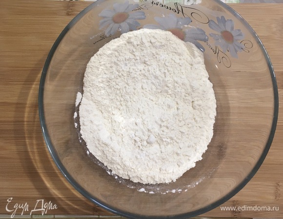 Готовим заварное тесто. В миску просеять муку, добавить соль, разрыхлитель, перемешать. В кастрюльке смешать воду с растительным маслом и довести до кипения. Закипевшую смесь постепенно подливать в муку и быстро вымешивать, чтобы вся мука успела завариться.