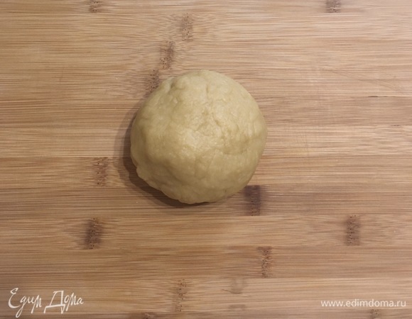 Пока тесто теплое, вымесите его руками до однородности. Готовое тесто должно быть мягким и эластичным. Завернуть тесто в пищевую пленку, когда оно остынет, убрать в холодильник на 30 минут.