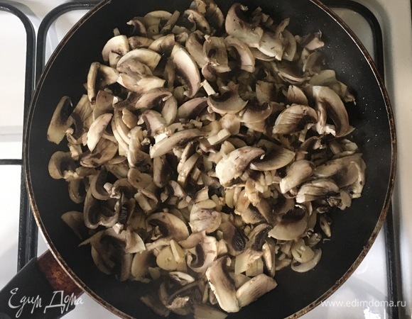 Обжарить лук пару минут, добавить грибы, нарезанные пластинами, и жарить до готовности, пока не выпарится вся вода. Соль, перец — по вкусу.
