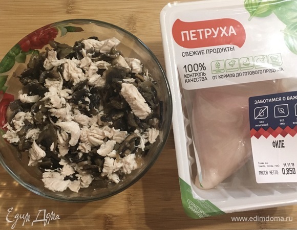 Куриное филе и готовые грибы перемешать.