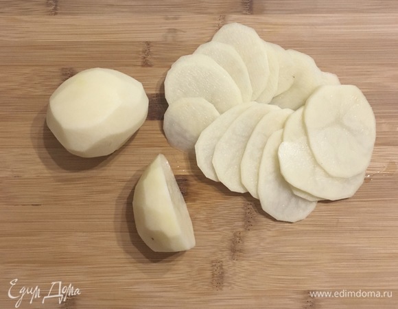 Картофель нарезать тонкими кружками.