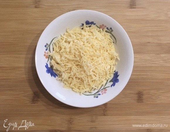 Сыр натереть на крупной терке.