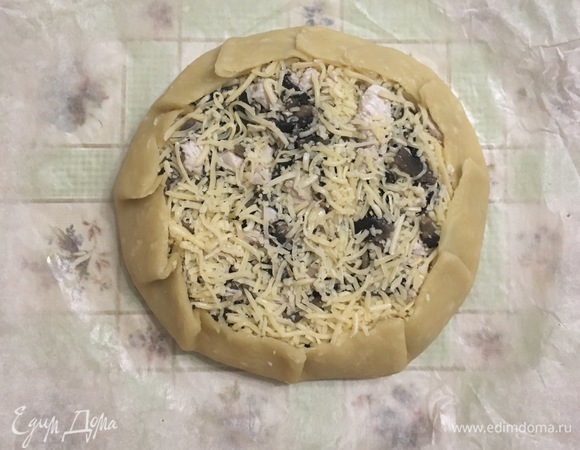 И в конце посыпаем половиной твердого сыра. Формируем галету, слегка прижимая складки.