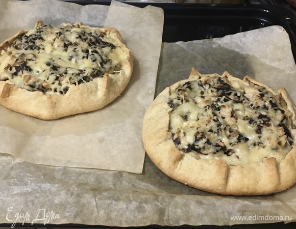 Две галеты выкладываем на противень, убираем в разогретую духовку до 200°C на 30–35 минут.