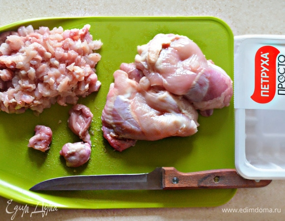 Филе бедра нарежьте на мелкие кусочки.