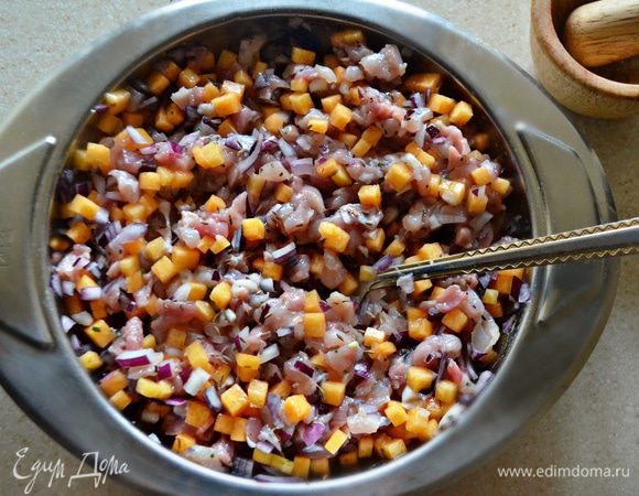 В миске соедините все ингредиенты для начинки, приправьте солью, перцем, добавьте кинзу и зиру. Хорошо перемешайте.