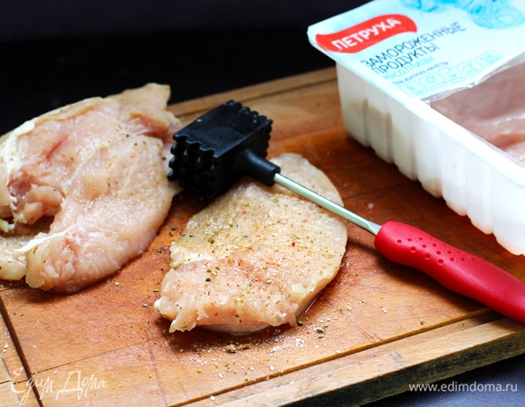 Куриное филе ТМ «Петруха» слегка отбить для мягкости. Поперчить и немного посолить.