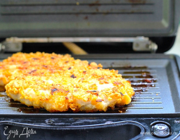 Далее можно или жарить, или грилловать. Я делала без масла. Разогреть гриль и грилловать 3–4 минуты до получения красивого цвета корочки. Если планируете жарить, то хорошо разогреть растительное масло в глубокой сковороде, обжарить отбивные по 3–4 минуты с каждой стороны до приобретения красивого золотистого цвета. Готовые отбивные складывать на бумажное полотенце, чтобы убрать излишки жира.