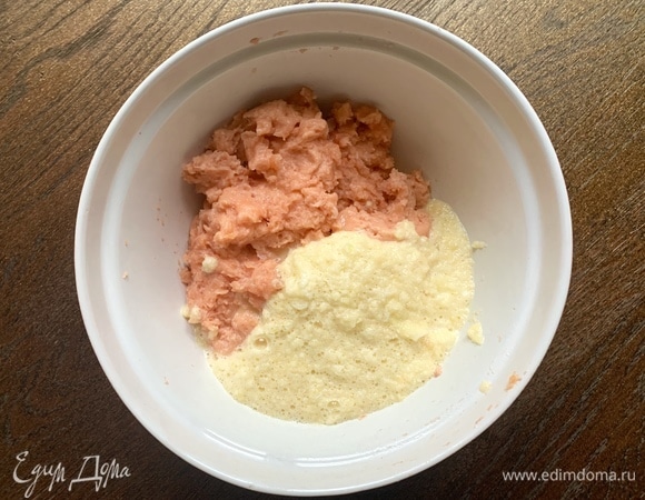 Перебить семгу в фарш, лук перебить с яйцом, добавить сухари, соль, перец, сливки.