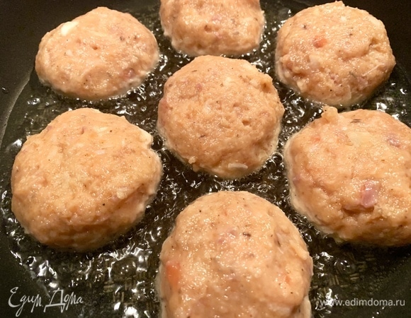 На сковородку — оливковое и сливочное масло. Формирую котлетки небольшого размера, жарю с двух сторон по 2–3 минуты.