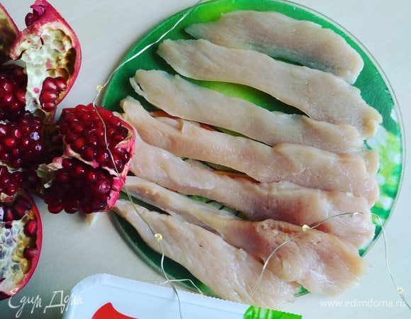 Возьмем куриное филе ТМ «Петруха», нарежем его тонкими полосками.