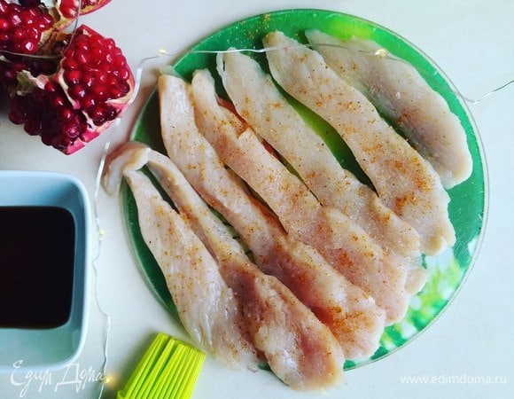 Затем солим и добавляем все необходимые специи, сверху смазываем гранатовым соусом. Отправляем мясо мариноваться на 20 минут в холодильник.