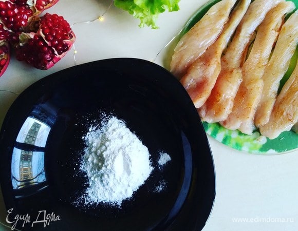 В тарелку насыпаем рисовую муку.