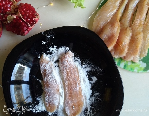 Обваливаем куриные полоски в рисовой муке. Обжариваем на сильном огне в оливковом масле с двух сторон до готовности по 2–3 минуты.