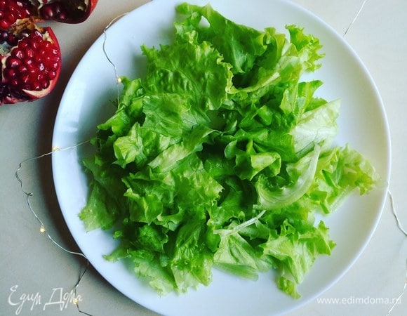 Промытые и высушенные листья салата рвем и выкладываем на тарелку.