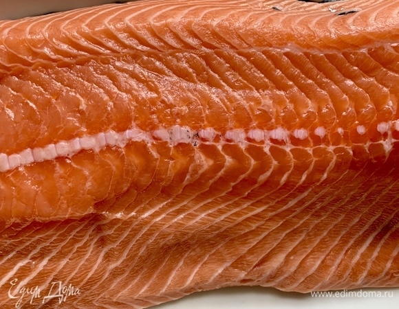 Хороший кусок рыбы вымыть, просушить бумажным полотенцем. Сделать ножом вертикальные полоски, нарезать лимон на дольки и положить в разрез рыбы. Посолить, смазать оливковым маслом. Завернуть в фольгу. Духовка — на 180°C. Выпекаю 25–30 минут.