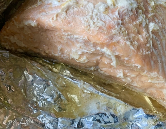 В фольге собрался сок, полейте им форель.