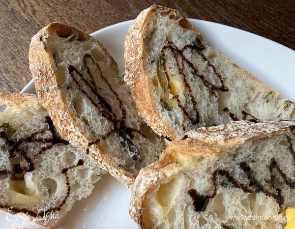 Я подаю с хлебом. Можно с гренками или крутонами. Хлеб слегка поливаю бальзамическим кремом.