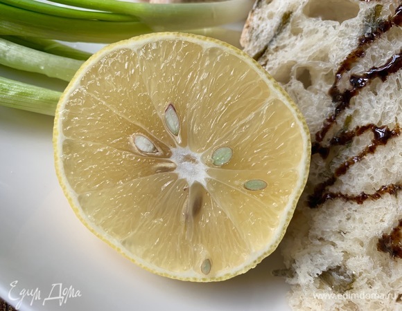 Дополнительно можно выдавить сок свежего лимона — это сделает вкус форели еще ярче.