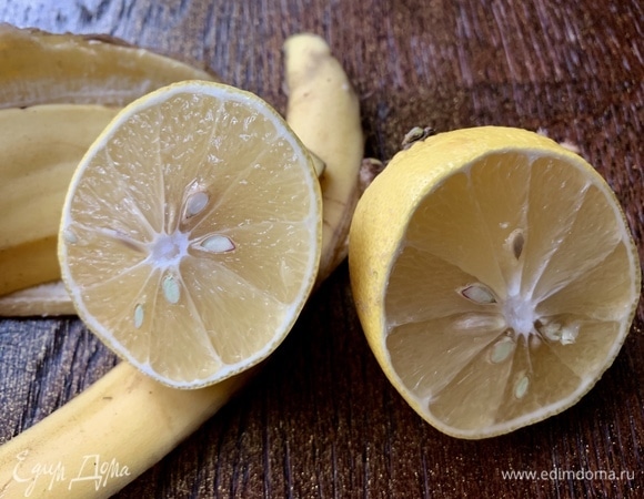 Очистить бананы, из лимона выжать сок.