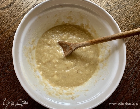 Четыре банана хорошо размять вилкой. Не взбивать, иначе пирог будет похож на клей. Масло растопить, влить к бананам, хорошо размешать. Добавить сахар, яйцо, лимонный сок.