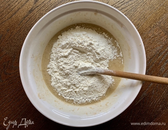 Добавить муку, разрыхлитель, соль. Все хорошо перемешать.