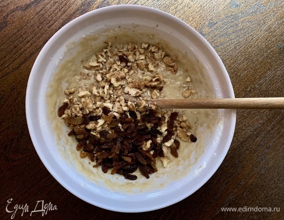 Туда же — изюм, орехи.