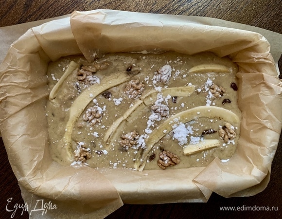 Припудрить сахарной пудрой. Выпекаю час. Проверяйте, готовность зависит от возможностей вашей духовки.