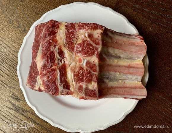 Хороший кусок мяса посолить, натереть оливковым маслом.