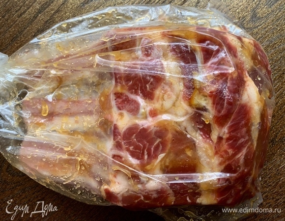 Смешать горчицу, сахар, бренди, перец, тмин и натереть мясо. Кладу в пакет и оставляю мариновать минимум 2 часа в холодильнике. Можно оставить и на 5–6 часов, если вы располагаете временем.