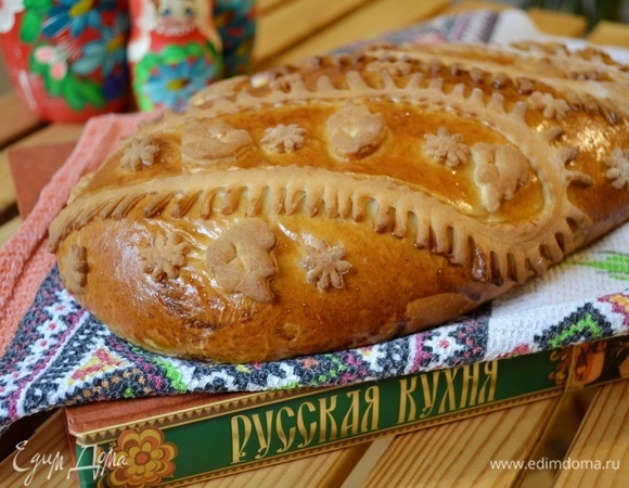 Выпекать пирог при 170°C примерно 30 минут. Накрыть сверху полотенцем и дать немного остыть. Пирог готов. Приятного аппетита!