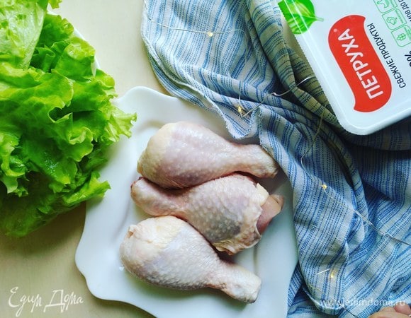 Возьмем куриные голени ТМ «Петруха» и отварим их в кипящей подсоленной воде до готовности.