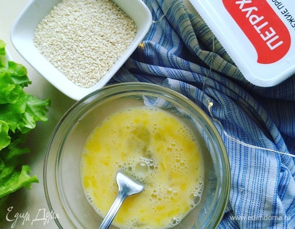 Взбиваем яйцо.