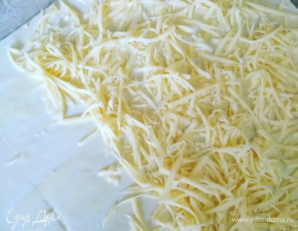 Посыпаем сверху на половину теста.