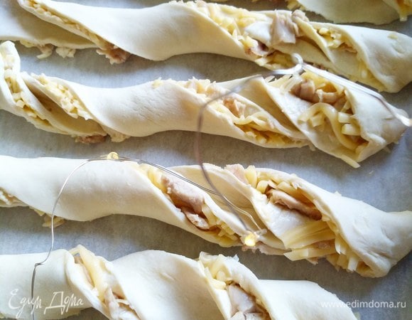 Перекручиваем полосочки и укладываем на застеленный пергаментной бумагой противень.