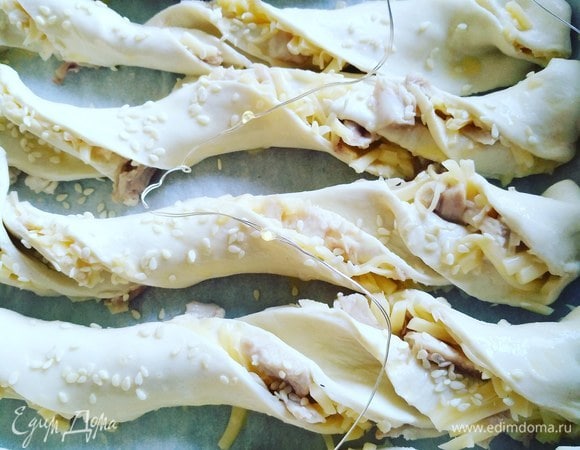 Сверху смазываем яйцом и посыпаем кунжутом.