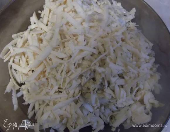 На крупной терке натереть сыр и яйца. Посолить и смешать.